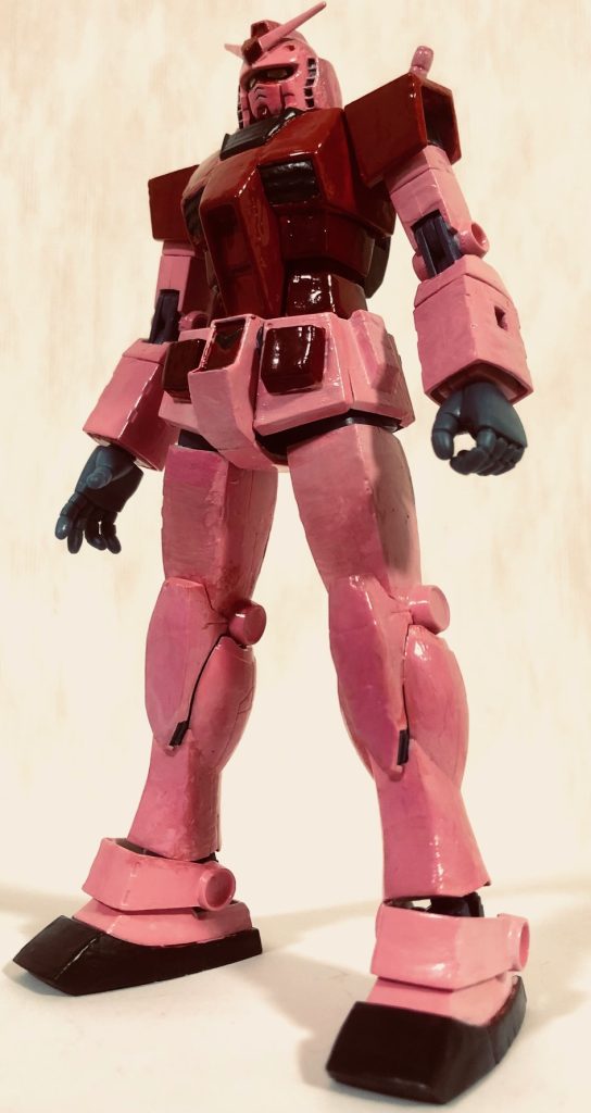 フロントビュー。塗料は以前シャア専用ズゴックを塗装した際に使用したマルーンとあずき色、ピンクを使用。足やダクト、襟の部分は艶消しブラックとネイビーブルーを混ぜて色を塗りました。