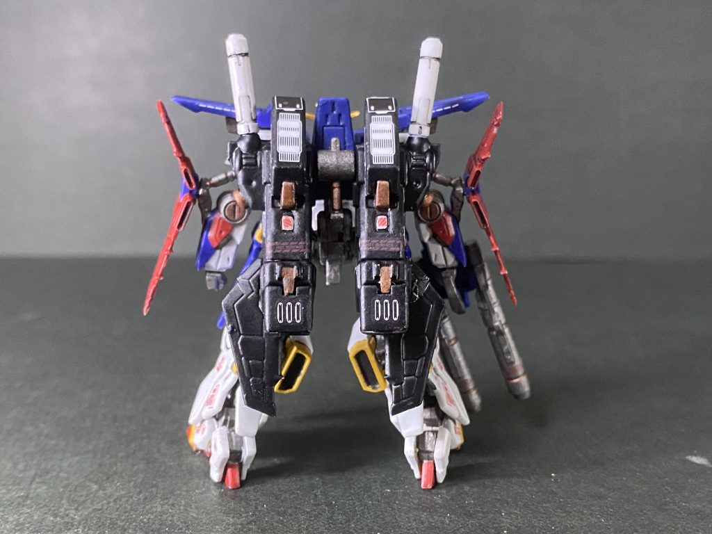 赤いデカールはハイキューパーツ、白いデカールはアシタのデカールを使用しました。どちらもガンダムアーティファクトのサイズ感に合った細かいものが多くて情報量の追加に一役買ってくれました。
