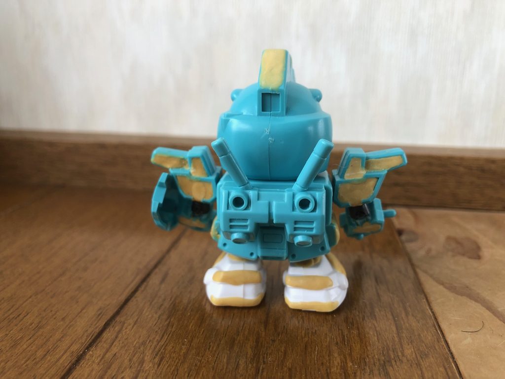 ジムカスタムの腕パーツは肉抜き穴が酷かったのでこちらもパテ盛りしてます。