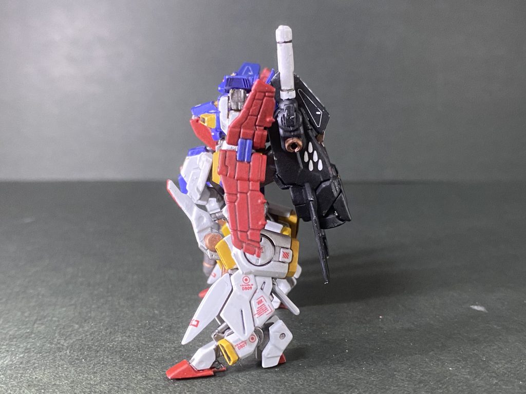 今回の失敗・前面膝横のバーニアの色を間違えました...。設定色は青だったようです。・脚部側面のパーツの組み付けを間違えたのですが、瞬着でガッツリ固定した為、修正できず...。