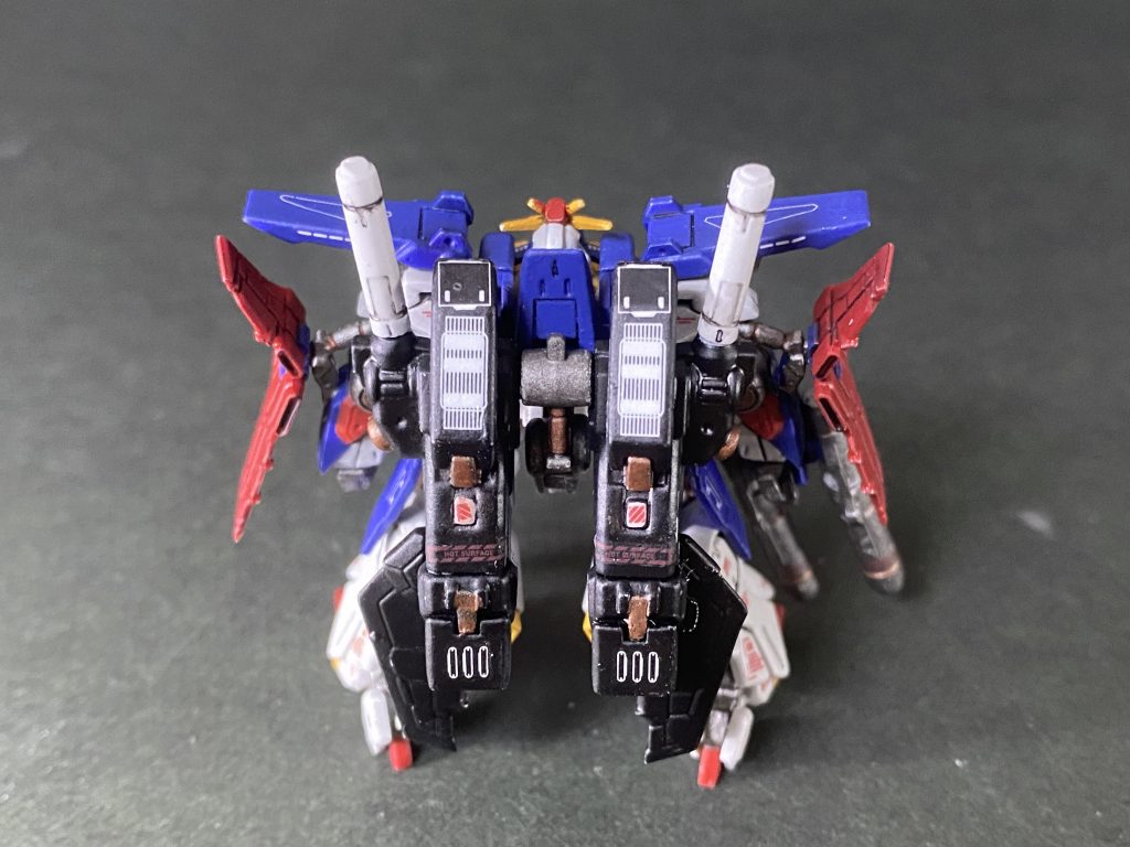 バックパックが寂しかったので、謎の模様のデカールを貼って情報量を追加しました。スジ彫りしなくても、デカールでそれっぽくできるのは非常に便利でした。全工程の中でデカール貼りが一番好きです。