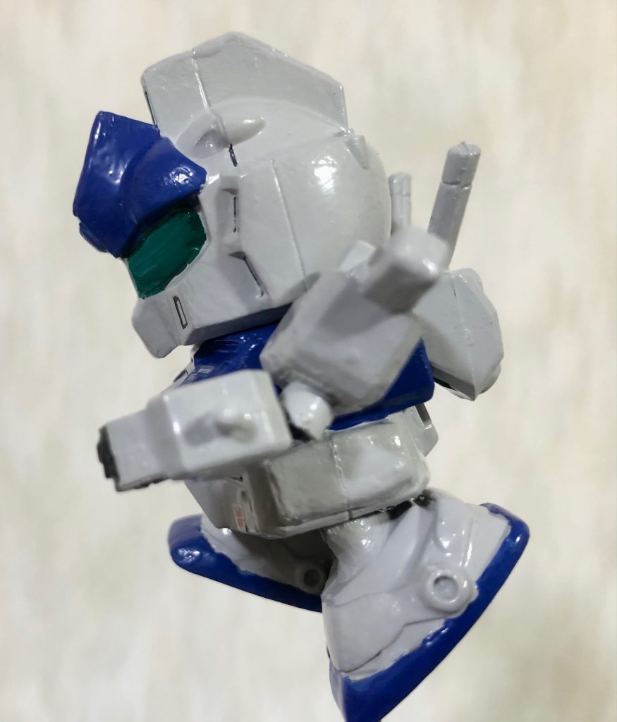 ボールジョイントのおかげで腕と足をフレキシブルに動かせます。