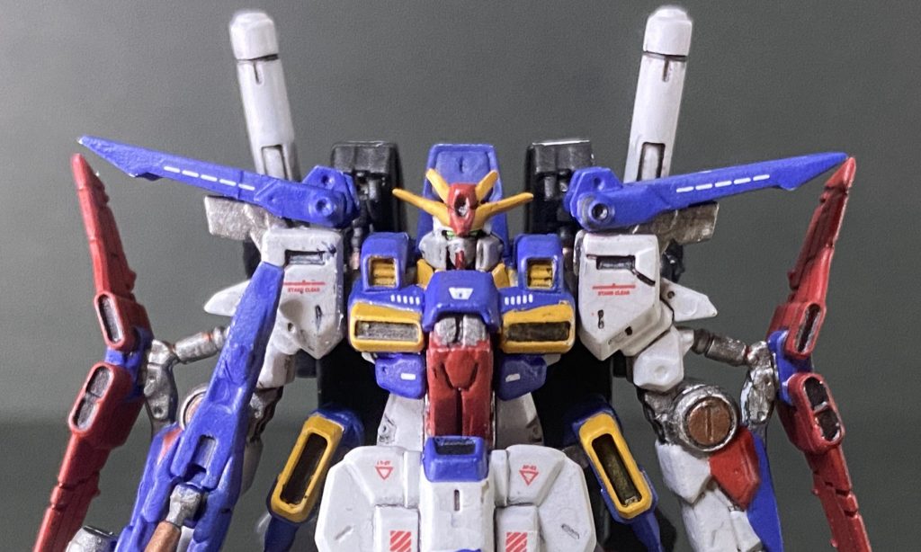 ツインアイは一旦、蛍光グリーンでざっくり塗った後に、エナメル塗料でスミ入れしました。完璧な塗り分けではありませんが、少ない工数でそれっぽく仕上げられたので満足しています。