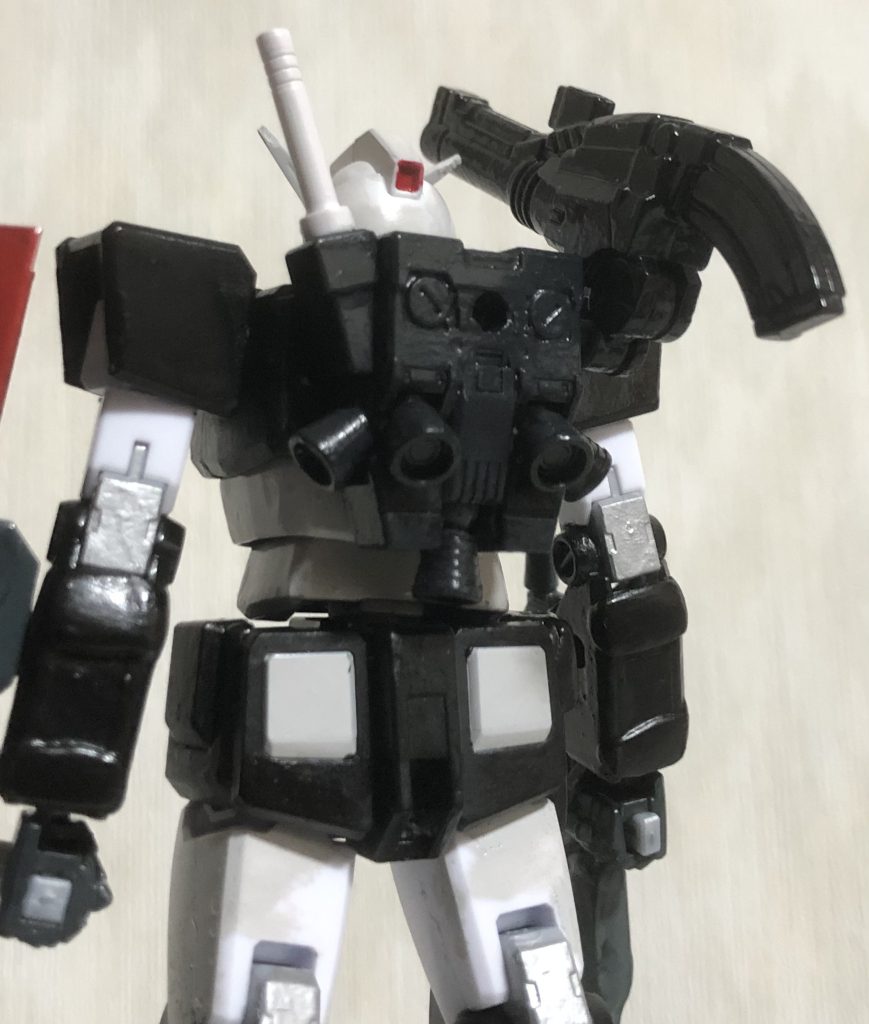 バックパックはオリジンジムをそのまま流用しつつ、ビームサーベルはベストメカコレクションガンダムから余ったサーベルを流用。ダミーなのでビーム刃は付けられません。