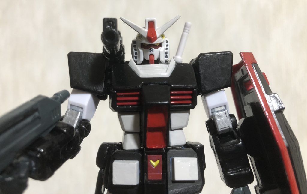 ショルダーキャノンのコンセプトは意外と古く、初期のデザインやクローバーのガンダムはハイパーバズーカを右肩に装備できるようになってました。準備稿デザインもそのままプロトタイプガンダムになりました。そういう意味でもプロトタイプガンダムにショルダーキャノンを装備させるのはある意味先祖返りでもあるし、バッコンバッコン撃ちまくるタカのイメージにもピッタリでもあるので、今回のショルダーキャノン装備に繋がってます。