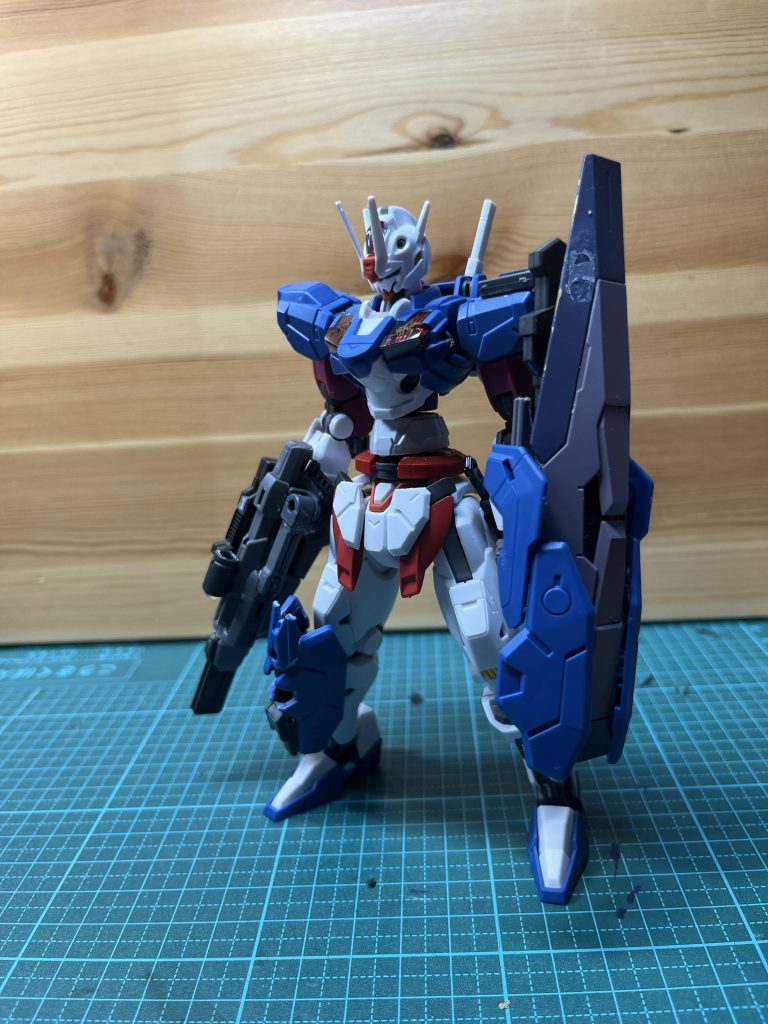 最初のイメージはこんな感じここから胸部にミカエリスの装甲をはっつけ、太ももには境界戦機のオプションセット足パーツを接着してあります