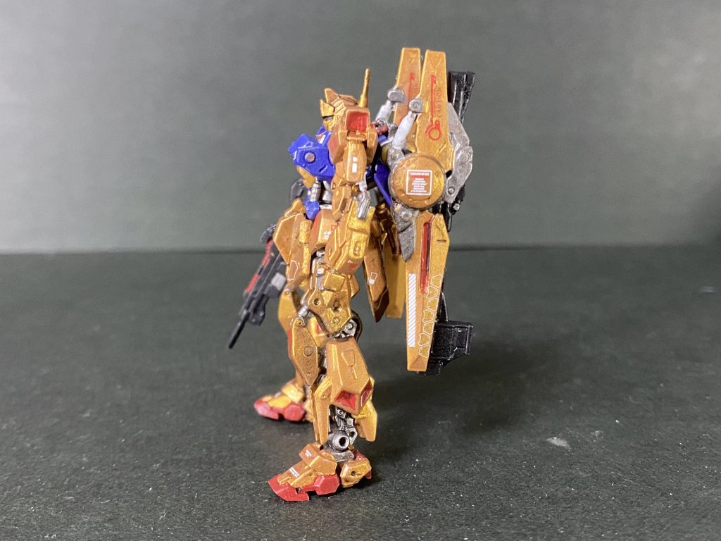 ガンダムアーティファクトは今回で3作目となりますが、百式が一番パーツが細かくて作るのが大変でした…。何度パーツを落として床を這いつくばったことか。一つもパーツを紛失せずに完成まで漕ぎ着けたのは本当に奇跡です。