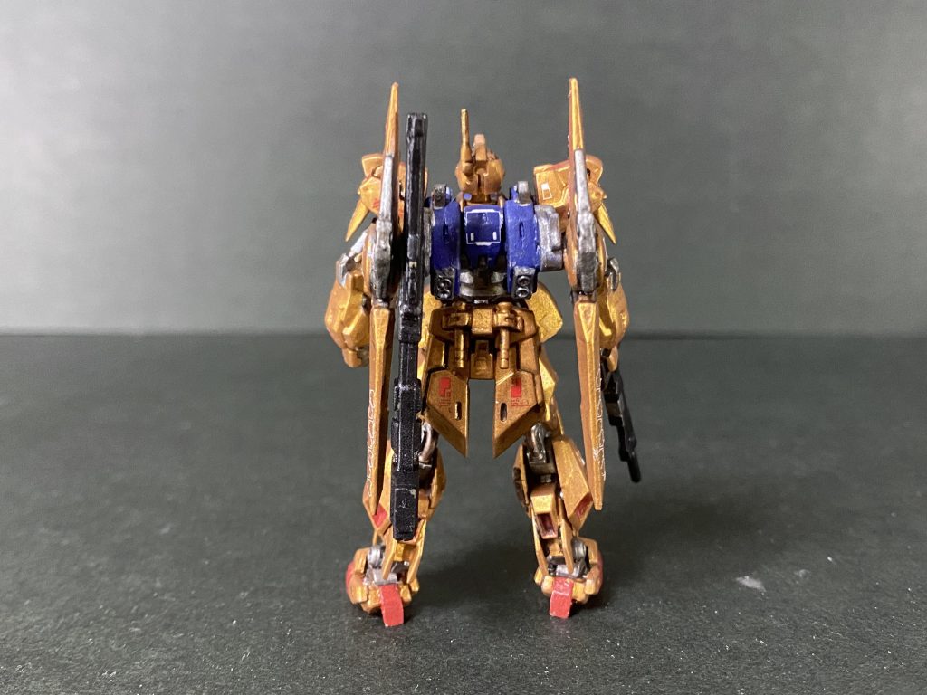 全身のデカールはハイキューパーツとアシタのデカールを使用しました。デカール貼りが全工程の中で1番好きなので、貼れるだけ貼りまくりたいのですが、百式はデカールを貼れる面が少ないので前作のZZガンダムに比べると控えめになってしまいました笑