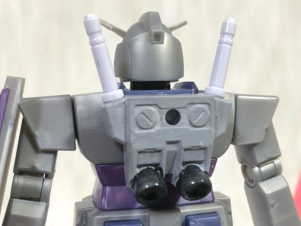 二つの丸穴なので、たいていのHGUCのバックパックは装備できます。EGガンダムのバックパックを装備。