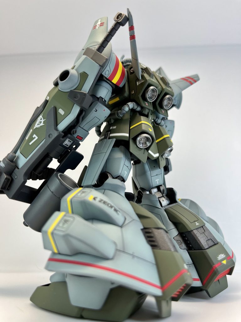 左後方から(*´ω`*)報告します。本機はある程度の安定した飛行を可能としました。普段の移動においてはホバーを使用して迅速に展開可能です。(^○^)ほほう、ずっと飛んでるわけではないのかな？(*´ω`*)はい、燃費がそれほど良くなく、ここぞと言う際に飛行し、上空より急襲することをコンセプトとしています。ホバーによる移動もほぼドム並みとなっています。飛行を実現するため装甲はグフカスタムよりは低下していますが問題ではないかと。整備には若干の難がありますが、整備員を錬成することで問題を解決します。(^○^)うーん、ドム並みのホバー、グフカスタム以下の防御力、困難な整備…これドムでよくない？(*´ω`*)……、はい。(^○^)何より空を飛ぶと言うことは、上空で故障した際に詰むのでは？？(*´ω`*)…確かにH4型においては空中爆発を…。(^○^)うーん、これを主戦力にはできないかなー。運用コストも高そうだし。何よりドムの量産に注力したいから少数を生産して、成果が上がったら増産する方向で。(*´ω`*)採用ということで？(^○^)うん、とりあえず空を飛ぶってロマンだしね。以上…ブツッ（通信の切れる音）(*´ω`*)やっぱりMS飛ばすのって…