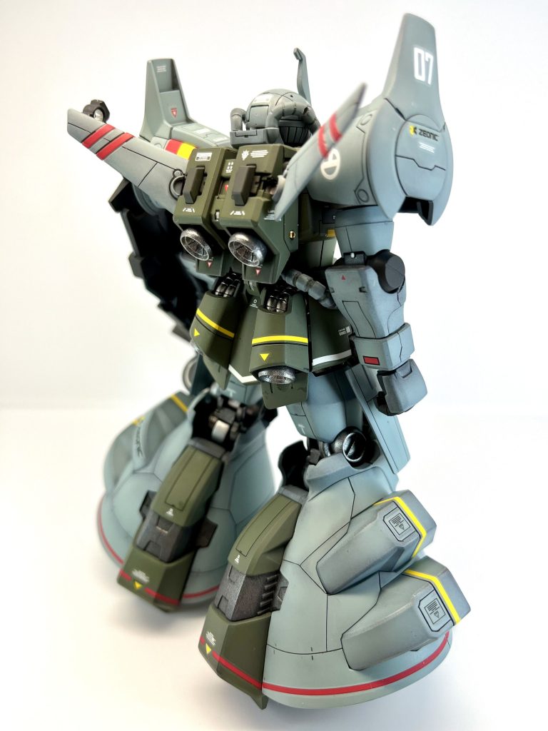 右後方から本キットは多数の水転写のラインデカールが付属しています。せっかくなのでと挑戦しましたが、とても苦戦しました。これなら塗装した方が簡単なのでは？と思いました。私は水性ホビーカラーを使用するのですが、マークセッターと相性があまり良くない？と思う瞬間が以前からあります。空気を抜こうと綿棒を転がすと、塗装が剥げることがあり、今回も2回ほど塗り直すハメに…。