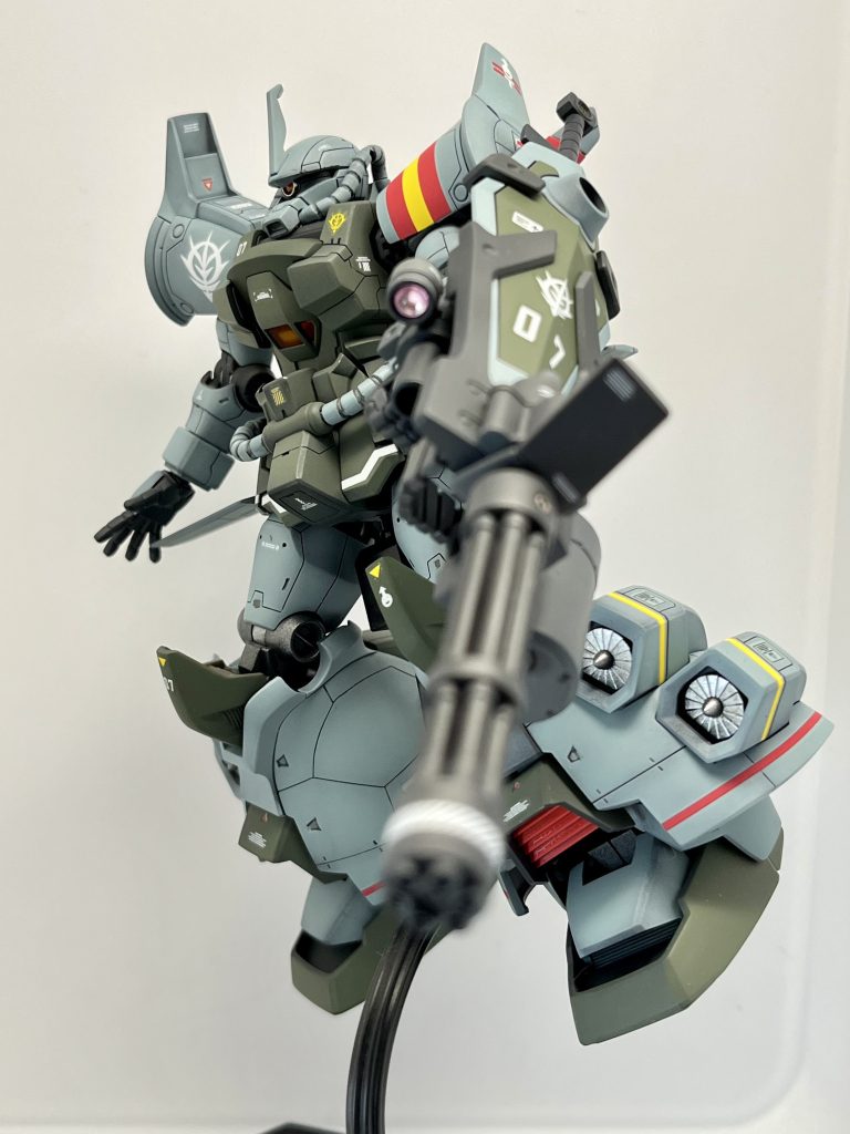 パッケージ絵風に下地を暗い色にしたので設定よりやや暗めに。あとは脚部フレア前面のダクトは赤にしてみました。あと台座には100均の物を使用しています。