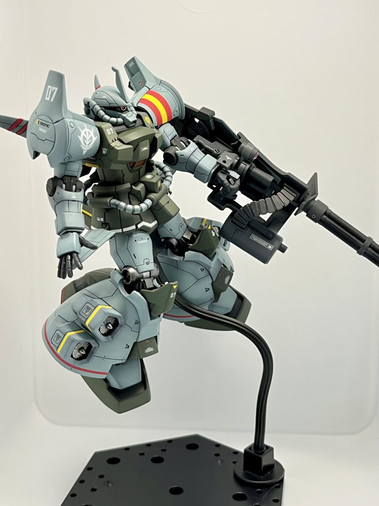 飛行姿勢で1枚初めて作製したのでコツが分からず、太ももの前面が塗装ハゲしてしまいました。これは悔しい…。