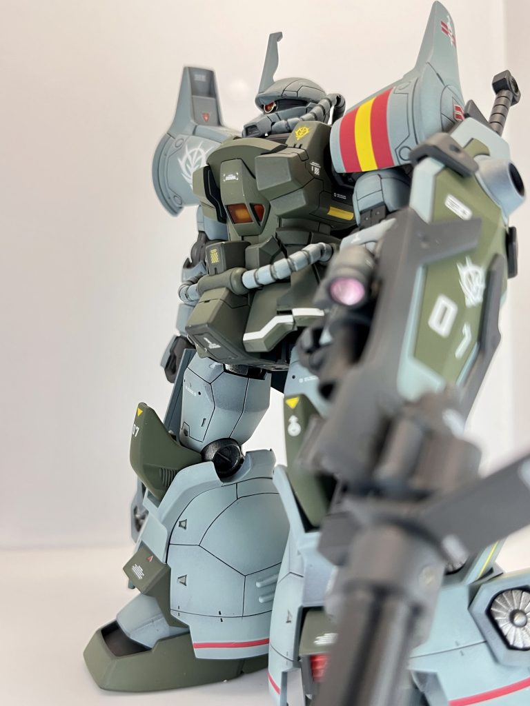 左前方から煽りで本機の設定です。戦場にドムが登場した。ドムのコンセプトは単騎にて長駆侵攻可能なことであり、これはドダイとの連携を前提としているグフにも多大な影響を与えた。以前よりMSを飛行させようと試作は続けていたものの、地上滑走は実現する程度でなかなか成果は出なかったものの、ドムの登場によりジオニックも試作に本腰を入れることとなった。試作機の空中爆発など難航を極めた開発も一応の目処が立ち、8番目の試作ロットにて戦線への投入することとなった。本機はZTTにて最終試験に供された物であり、テストを務めたのは(*´ω`*)中尉である。なお本機の開発に携わった技術者が後年ティターンズの飛行MSの開発に関係するとかしないとか。（諸説あり）