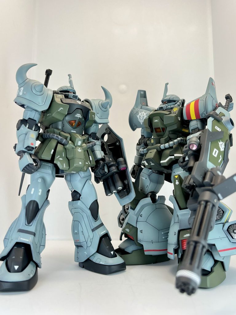 以前同じレシピで塗装したグフカスタムと最後までご覧いただきありがとうございました。今回は後輩からの依頼により作製しましたが、楽しく作製できました。なかなか購入できないレアキットを作らせてもらえて貴重な経験になりました。撮影ブースをで撮影を終えた所、息子がそのまま使うと言うので何を撮影するのかと見ていると、ギャプランを撮影していました。同じ時期に親子で飛行系MSを作製しているとは…