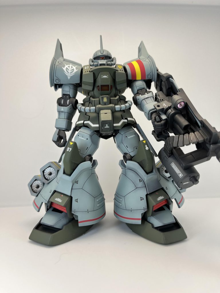 正面から今作は職場の後輩からの依頼により作製しました。グフカスタムは何度も作ったことあるし、大差ないやろ？と思い作製を始めましたが、頭部など新規造形になっていたり、合わせ目が全くなかったりと、驚きました。