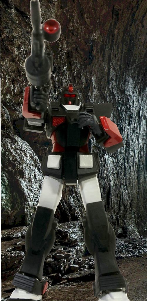 タカ「教えてやるか、破壊工作が割に合わねぇって事を・・・!!」ユージ「いっちょかましたるかぁ・・・!!」度重なるジオンとの戦いでプロトタイプガンダムがタカの反応に追いつかなくなり、ジャブローでヘビーガンダムに乗り換える事になった。テム・レイとモスク・ハン博士によってバイオセンサーとマグネットコーティングが施されたこの機体は、ガンダムに追加装甲を施したフルアーマーガンダムとは異なり、ガンダム本体そのものの装甲を改造して厚くしている。装甲の強化により生存性は向上しているが、コアブロックシステムがオミットされてしまった。武装は右肩にジェネレーター直結型の大型ビームキャノンを装備する他、4連装ミサイルランチャーと大型ガトリング砲が一体になった複合火器システム「フレーム・ランチャー」を装備することが可能。また、ドラムマガジン状のエネルギーCAPによって射撃可能回数が約80%増加した専用ビームライフルが装備されている。初陣ではモビルスーツ工場に時限爆弾をセットしたアカハナ率いる特務部隊のアッガイ4機をビームライフルとビームキャノンで撃破したほか、侵入してきたズゴックやドムを2機撃破した。