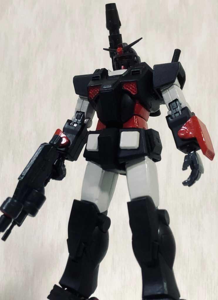 はい、以上です。元の黒一色な感じも悪くはなかったんですが、メリハリをつけるために昔のMSVのカラーリングにしてみました。ここでネタバレになりますが、昔SDガンダムの4コマ漫画であぶない刑事のパロディをやった際にヘビーガンダムがタカ役で、百式がユージ役となってました。それをモチーフにしてタカの乗機がプロトタイプガンダムからヘビーガンダムにチェンジするという俺設定を作りました(笑)。