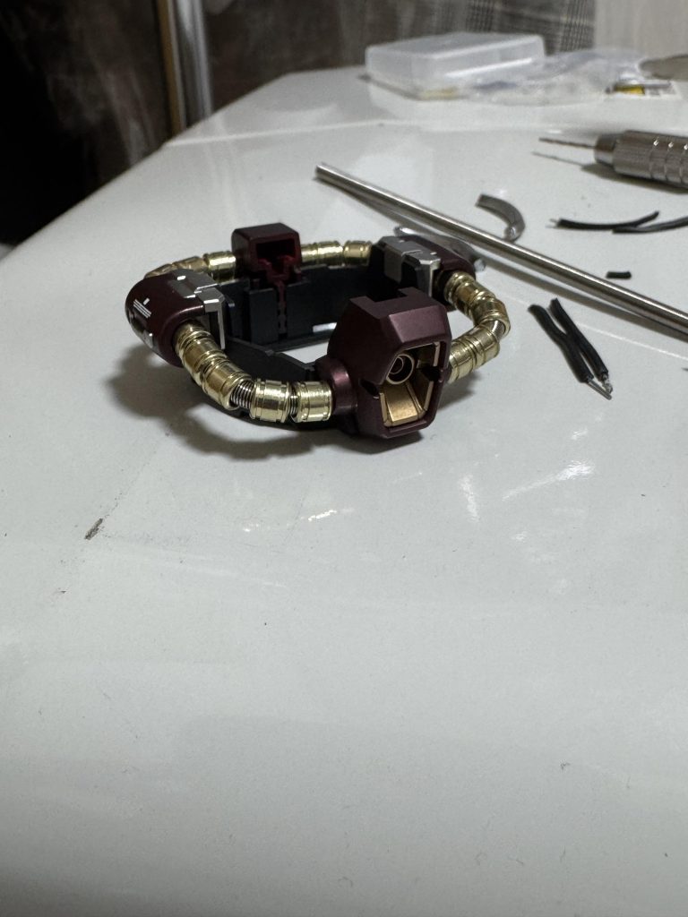 腹部の動力パイプはリード線とスプリング、金属パーツを使って自作しました。初めてこう言うのやったけど上手くいってとても嬉しい。