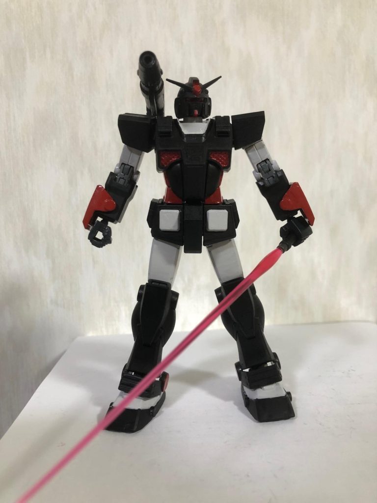 ビームサーベル抜刀。俺設定ではタカのヘビーガンダムはビームサーベルを滅多に使いません(笑)。