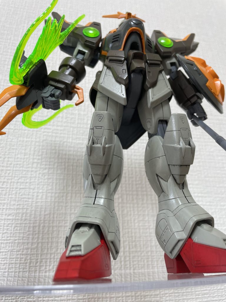 パーツの裏側もグレーで塗装。