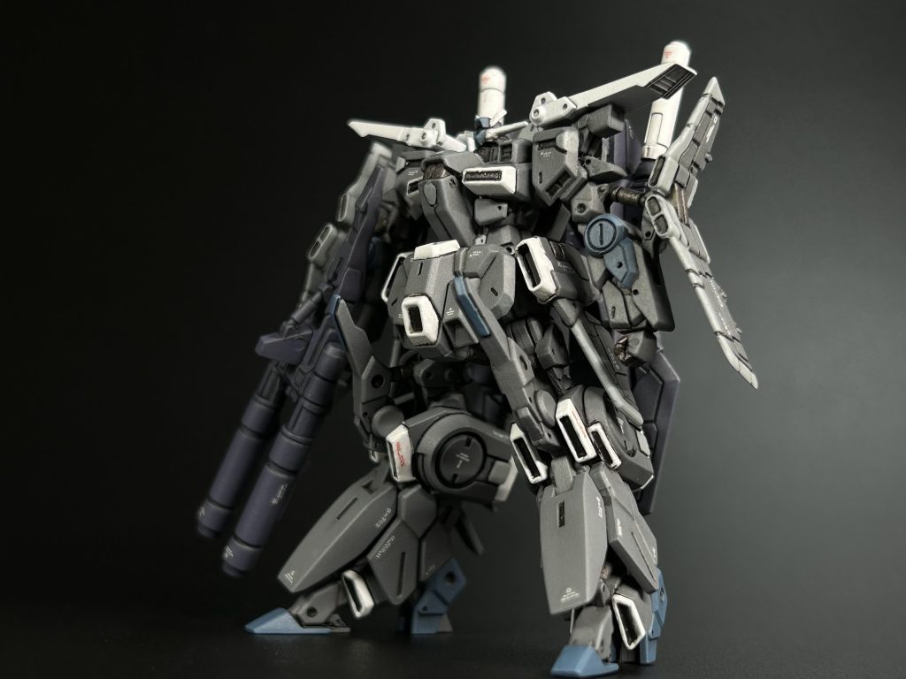 機体のグレーはメカサフのライト白はMr.カラーGXのクールホワイトブルーはミディアムブルーをエアブラシバックパック等はガンダムマーカーエアブラシでメカグレー吹付で塗り終わった後にアクセントがほしくなってアクリジョンの明灰白色（N61）やMr.カラーの焼鉄色を筆塗り