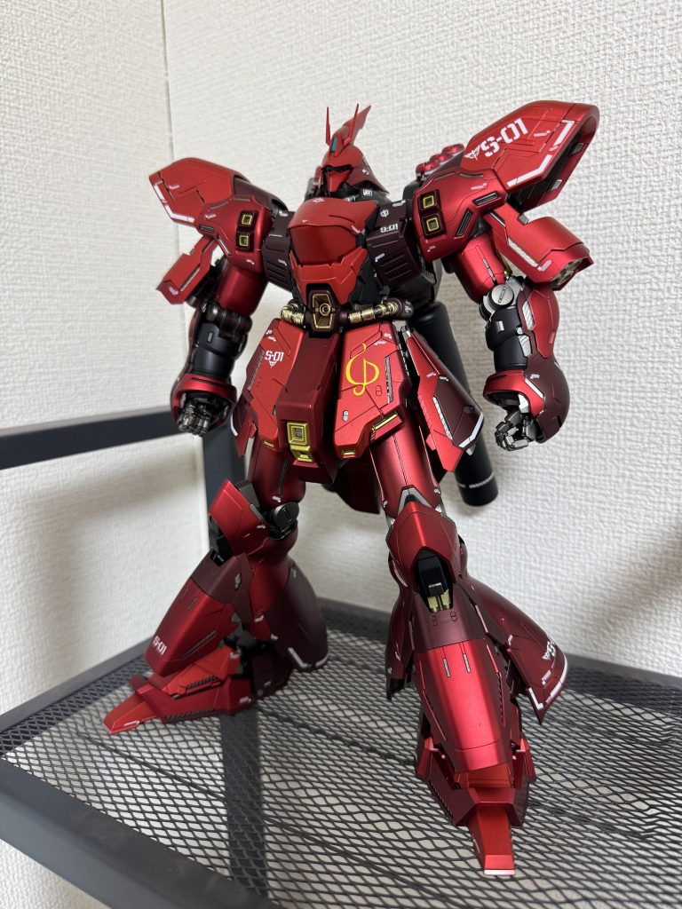 素立ちで。自分の中でサザビーはVer.Kaのプロポーションがベストだと思う。成形色で3色の赤が使われているので、それに合わせて3種類のクリア系の赤を使って塗装しました。サザビーと言えばフロントアーマーのキャスバルのマークは欠かせないなと思い、逆襲のシャアのMGの汎用デカールを買って使いました。