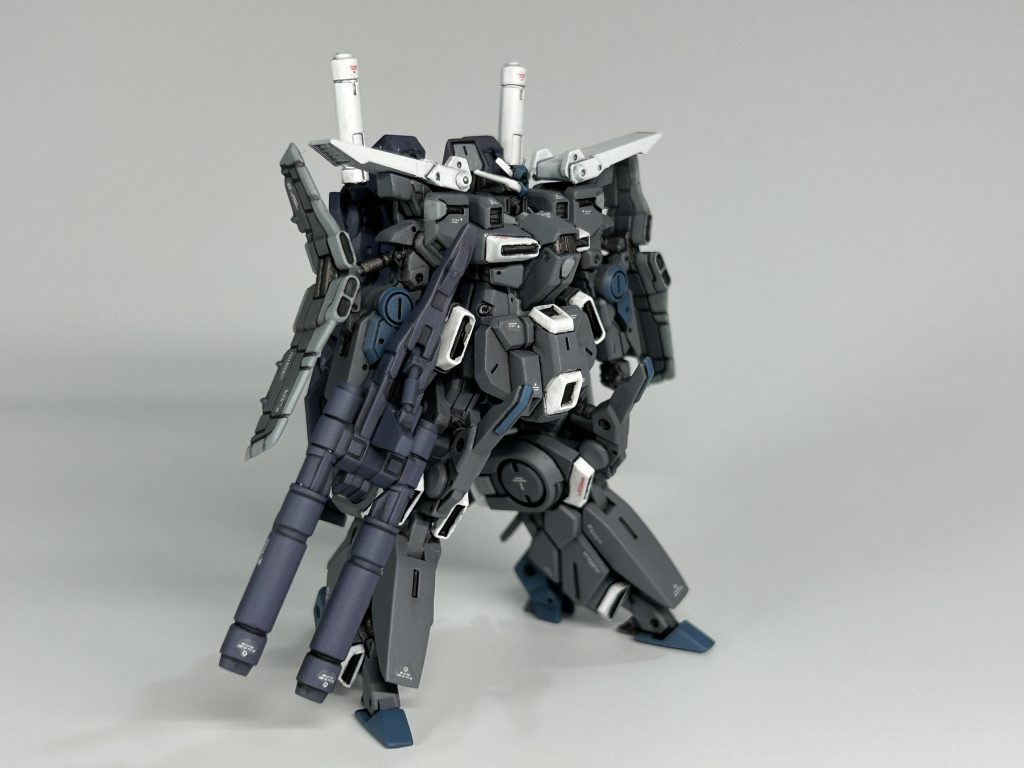 アンテナの黄色は白、首元は明灰白色