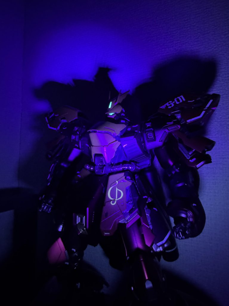 センサーとモノアイは蛍光塗料を使ったので、UVライトを当てると光ります。