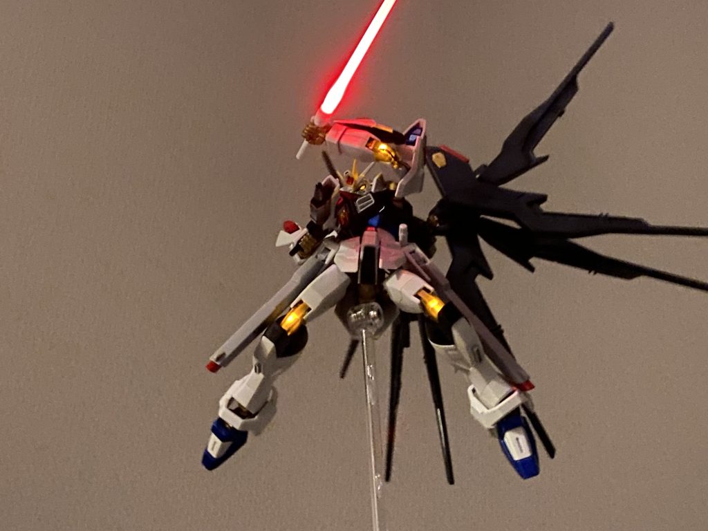 ボロボロになりながらも粘りに粘るフリーダム、追い込まれた時のキラは強いぞ!