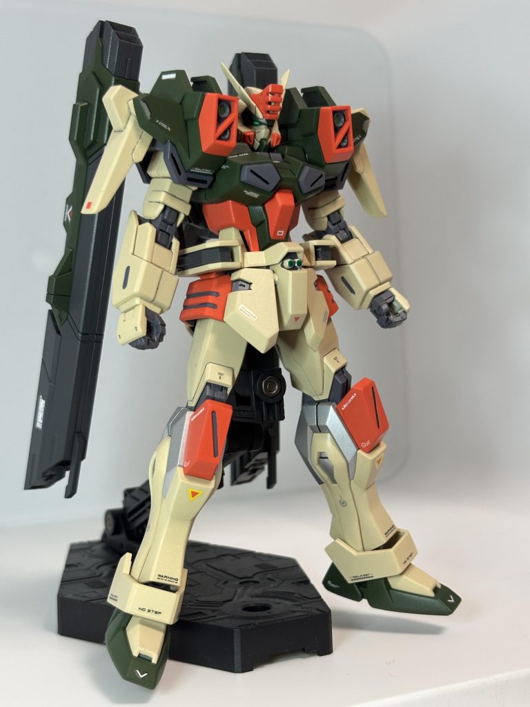 膝周りのアーマーは、本来グレーですが、好みでシルバーにしています。