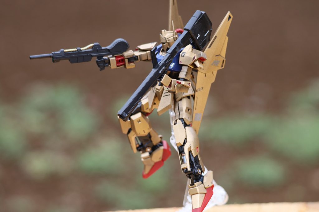 スタイルが良く脚が細いのにバランスの良いキットでした。余裕で自立させられるし色々ポーズも出来ます実はHGを作ったのは初めてでしたがめっちゃ良い!MG.RGに比べて簡単な作りではありますが十分カッコ良い!