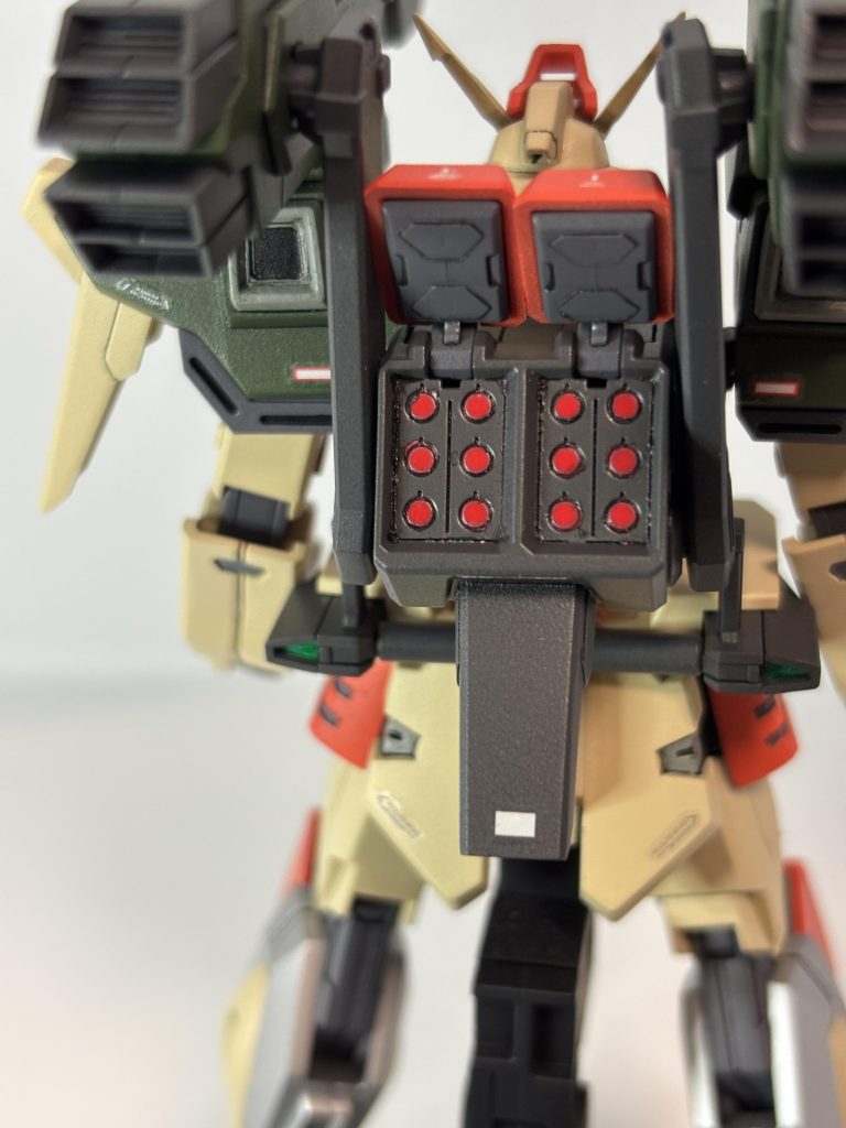 ミサイルはマスキングしてラッカー塗料で塗っています。