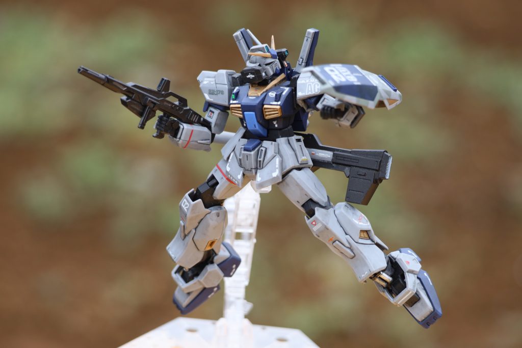 昨年ガンダムベースでドダイ改と一緒に購入したものです。百式と合わせて我が家のグリプス三部作の完成ですティターンズ色でも無くエゥーゴ色でも無く、どうしたものかと思いましたがそのまま成形色で仕上げました。シールドには初チャレンジのスプリット迷彩をちょこっと施しました。マスキングテープで模様を作り、スプレー缶で塗装をしたのですが塗装の厚みの段差が出来てしまいました。スプリット迷彩で全塗装作品を作る方はすごいなーと思いました。ツインアイは蛍光塗料を筆塗りしてブラックライトで光らせています(1枚目のみ)デカールは水転写デカールを使いました。首にランナーの切れ端を仕込んで2mm程度延長しています仕上げに半光沢のトップコートを吹いています