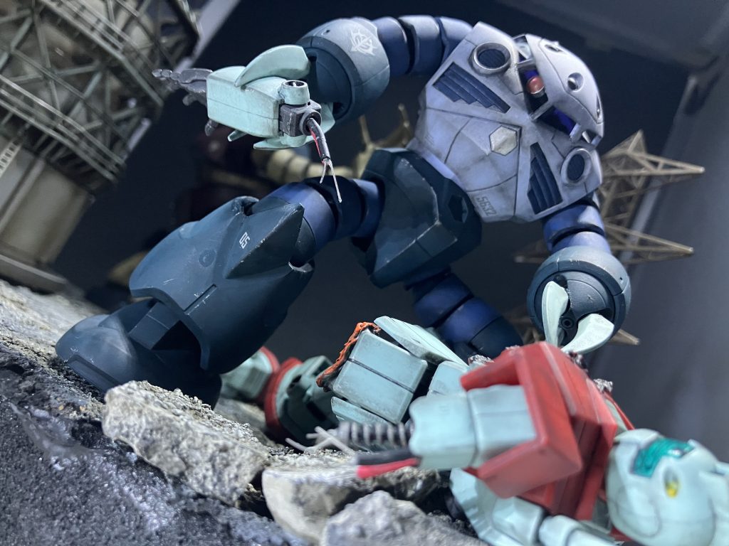 ズゴックはモノアイレールの部分を切り落としてモノアイを可動出来るようにしました！ジムのお腹に穴を開けたのはシャア専用ズゴックのあの名シーンのオマージュです笑ただ、やられ役のジムには足と腕を切ってしまったり、お腹に穴を開けてしまったりでちょっと可哀想な事をしてしまいましたね🥲