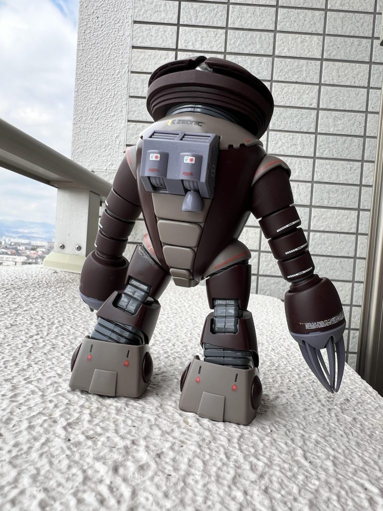 思い入れのない機体・・・だからなのかスラスターを紛失してしまいました。特に無くてもいいかな(*'ω'*)ちらっと見える足の内部は光沢スプレーしました。初めての光沢でしたので噴霧具合が分からず、吹き過ぎてますね。