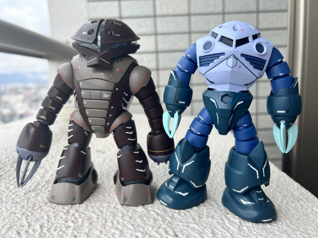 ジオン水泳部の仲間と2ショット。モノアイの透明パーツも紛失してました。