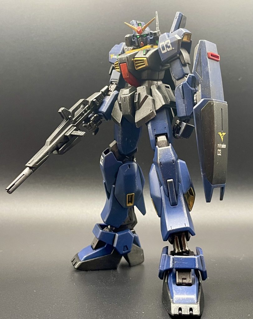 初めてのガンダムタイプ作品。こちらは紺色の部分が整形色の部分塗装です。