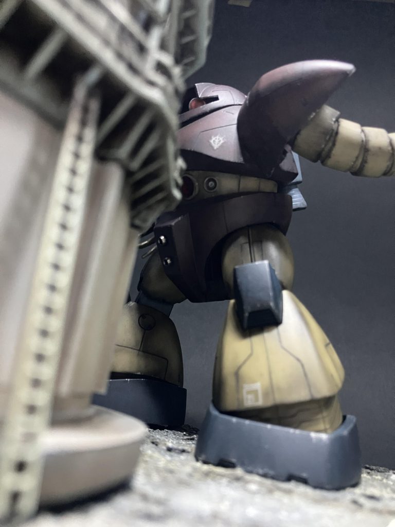 ゴッグもモノアイレールの部分は可動出来るようになってます！そのままだと少しデザインが寂しかったので、股間の部分に金属のパーツを2つつけてみました！ちょっと分かりにくいんですが、ゴッグの左腕はよりしなっているように見せたかったので右腕のジョイントを1つ左腕に持ってきています！