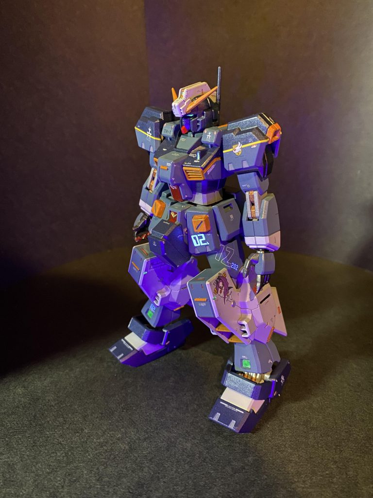 恒例のAOZキットリビルドシリーズ、今回はアドバンスドヘイズルを制作しました。3月に入ってしまいましたが、制作自体はギリギリ2月中に終わらせられました。前回のヘイズル改のバリエキットということで、整形色と強化パーツ以外はほぼほぼ同じということで若干マンネリを感じつつ、カラーリングで一丁挑戦してみようと、初代ヘイズルを思いおこさせるようなツートンカラーとピンストライプの表現にチャレンジしてみました。ボディ側面のラインは太めのスジボリをいれてマスキング塗装後にフリーハンドでオレンジのラインを描いています。肩はマスキング塗装後に黄色のラインデカールをさらに細く裂いたものを貼りました。最初は全てマスキング塗装で塗り分けようかと思いましたが、過去に挑戦された方のブログなんかを拝見したところ、かなりの難関の上に、失敗した時のリカバリーも困難そうだったので、びびって安全策を取りました笑😆アプローチが違うので黄色の色味は若干違いますが、まぁ見た目はそこまで悪くないので良しとします👍