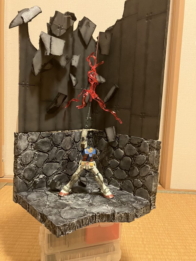 全体で見るとかなり大掛かりなジオラマになっているので、すっごい邪魔です(語彙消滅)。エフェクトはMGのサーベルエフェクトに、百均のプラ板を熱して加工してピンクに塗っただけの超お手軽仕様にしてます。