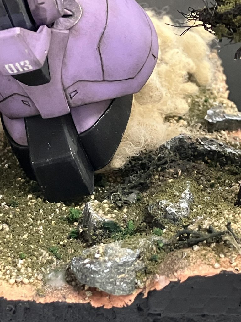 ドムがジオラマベースの中心に来る事でほとんど隠れちゃってるんですけど、岩や地面の質感等、よく再現出来たんじゃないかと思います😊