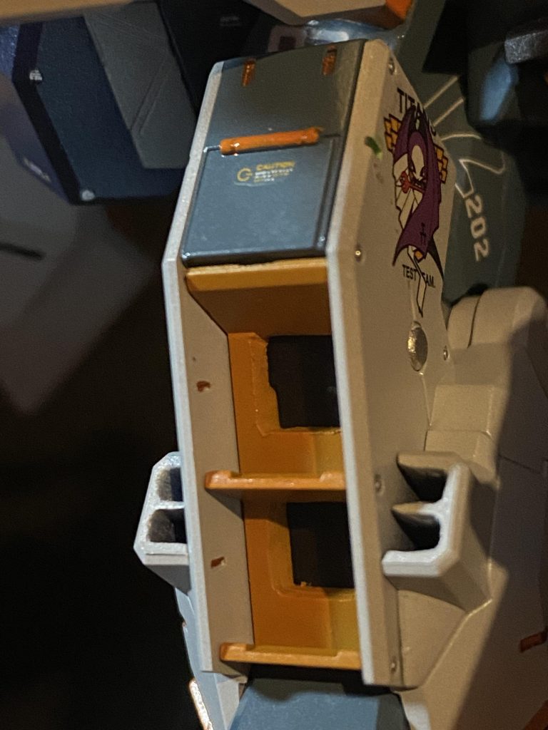 塗装前の工作といえば.前回と同様の各部ダクト開口ぐらいです。2回目ともなると、そこそこ手慣れてきました。アドバンスドヘイズルのノーズアートは、設定どおりリアスカートにも貼りましたが、目立つところにと膝部にももう一枚。