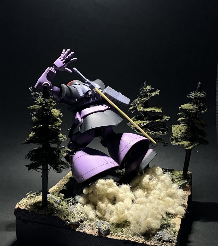 初めてのジオラマと言う事で木や地面、土煙に力を入れました！