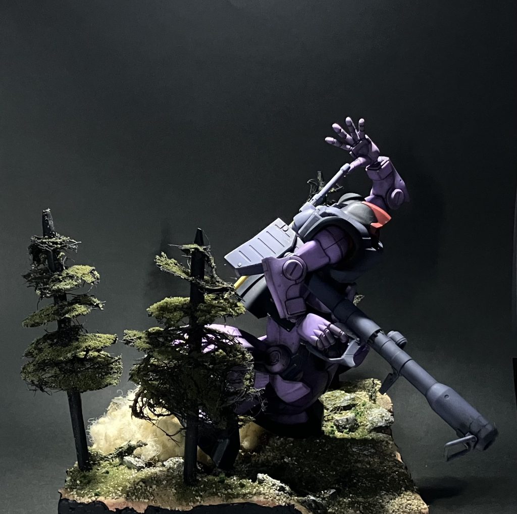 横から見るとこんな感じです！木をドムの進行方向と逆になんとなく倒して配置する事で、ドムの疾走感を上手に表現できたんじゃないかと思います！