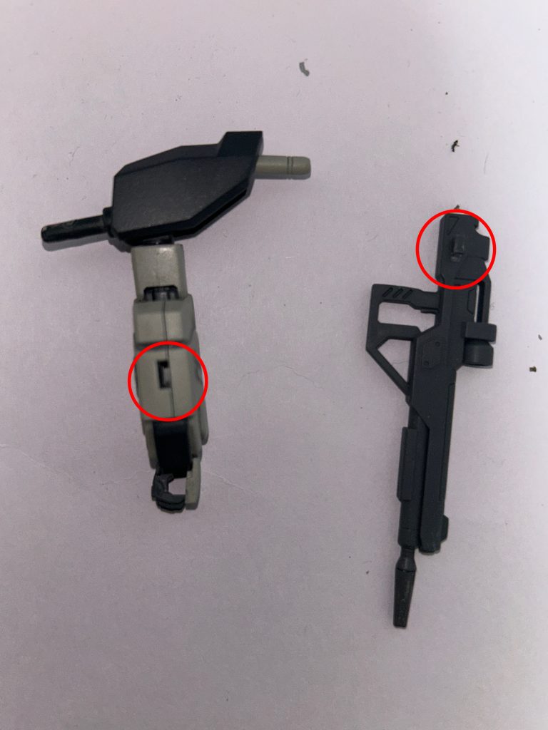 途中でやってるビームライフルの腕部取り付けはセイバーの変形時用の突起をシールド取り付け用の穴に入れるだけ。ちょっと突起は削る必要がある。