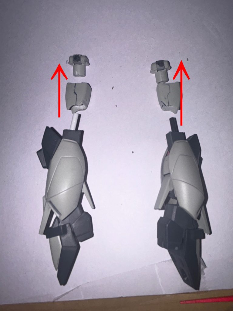 脚部取り付け改造セイバーの膝関節の飛び出ている部分を切り、3mm径のランナーを差し込ませて長さを確保。ちょっと緩い。