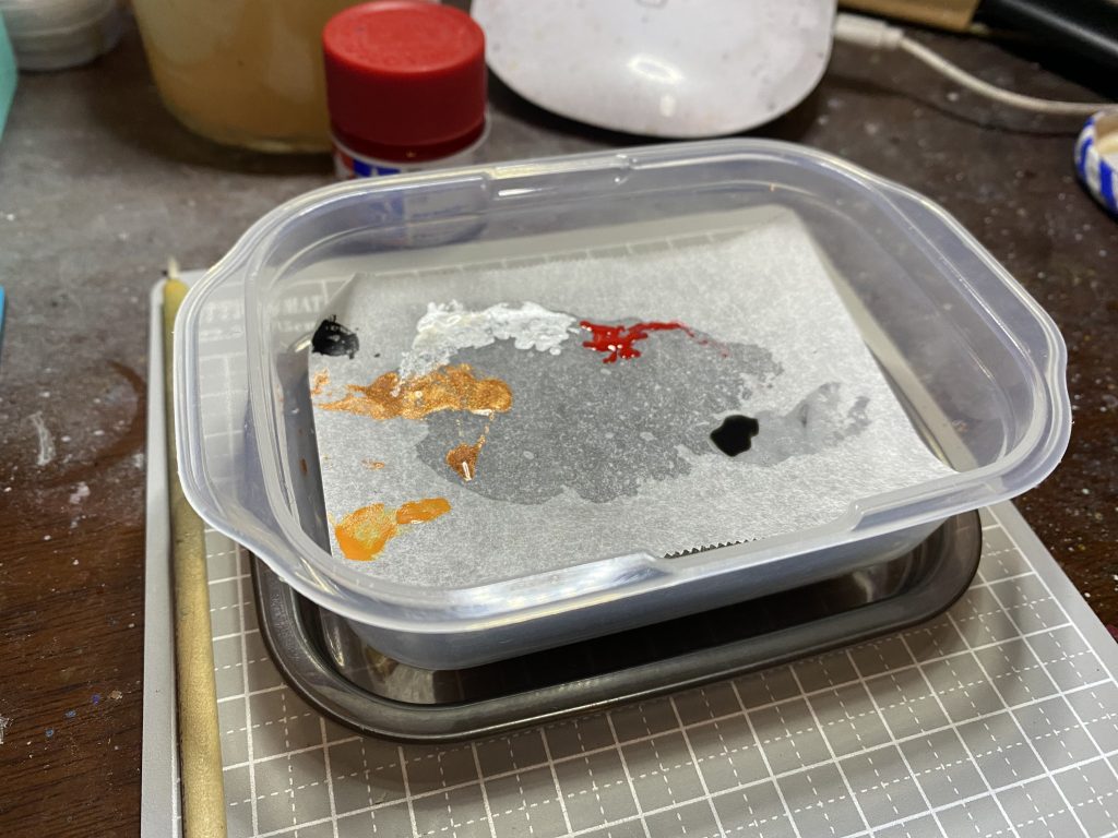 今回、部分塗装時に最近話題のウォーターパレットを試してみました🎨確かに驚くほど乾燥が遅くて、、、どころか水分が滲み過ぎてきて若干水っぽくもなりました😅でも乾燥しがちだったり、エアコンつけたりするこの時期でも、じっくり筆塗り楽しみたいって方にはいいアイデアなんじゃないでしょうか?自分的にももう少し研究の余地ありです。