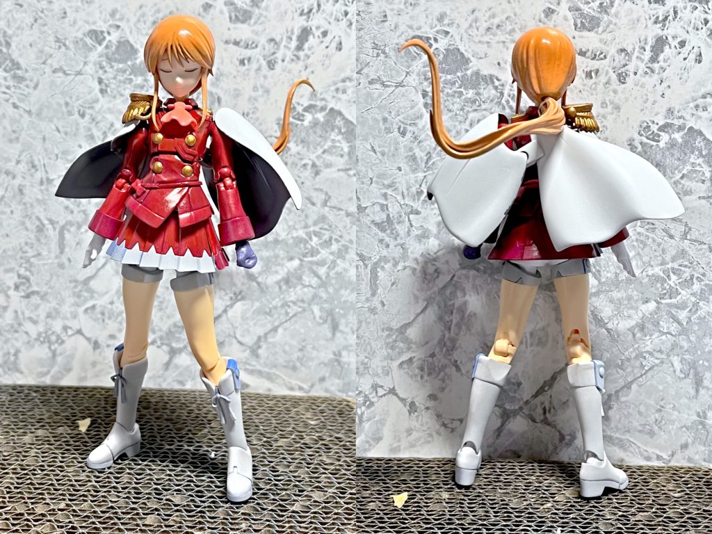 塗装中。無謀にも水性筆塗りです。