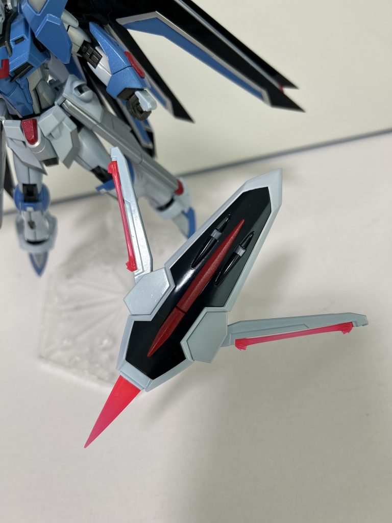 ビームサーベルを含めて、クリアパーツはブラックライトを当てたりしなくても光っているっぽくするために蛍光カラーで濃淡をつけました。(ブラックライト当てるブースとか持ってないからね…_(:3」∠)_)シールド先端や、前に来るビームパーツは削って鋭角化しています。